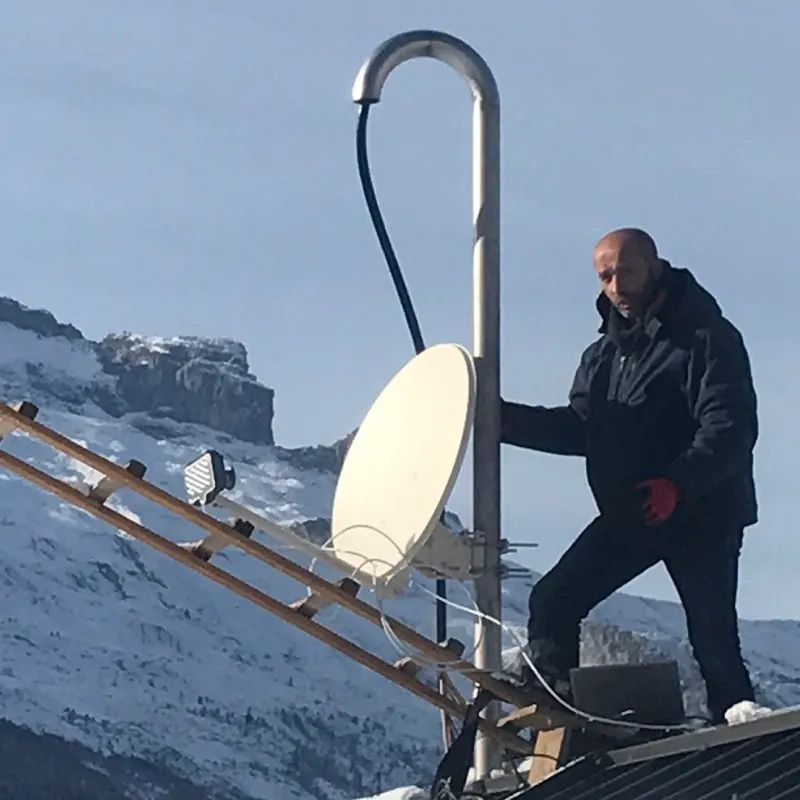 Technicien antenniste sur un toit