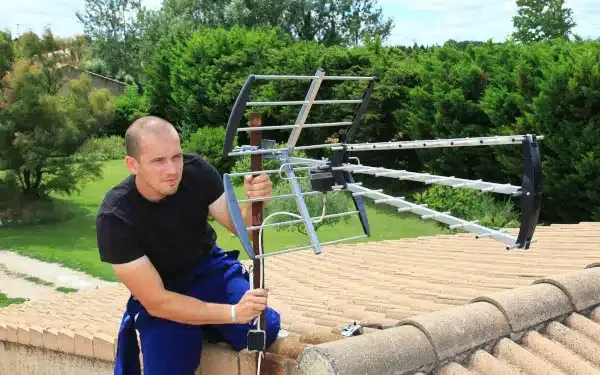 Pose d'antenne télévision