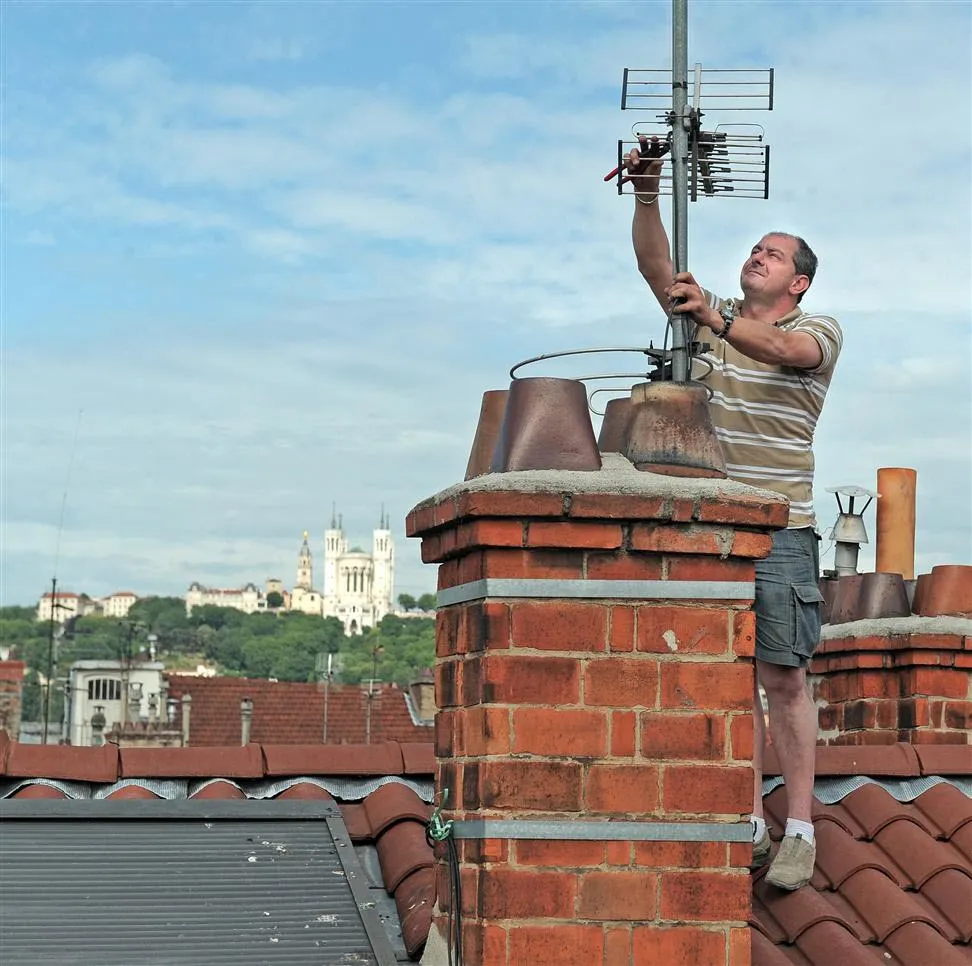 Pose d'antenne télévision